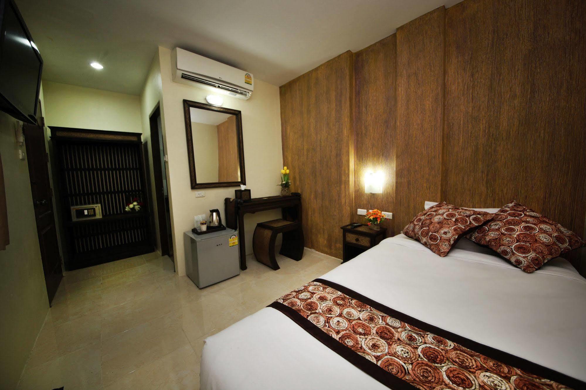 Oyo 75321 Gemma Patong Hotel Phuket Exterior foto